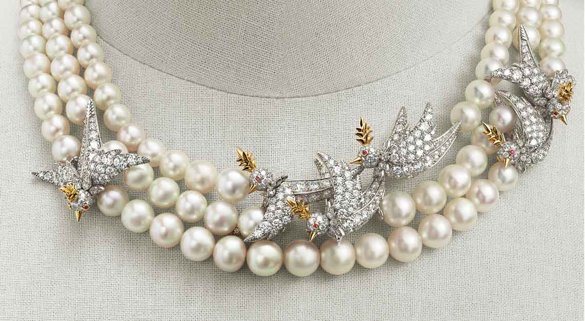 Tiffany Pearl necklace. I. Have. To. Have. It. | Tiffany and co necklace,  Bridesmaid jewelry sets, Tiffany and co