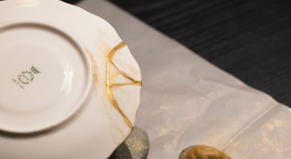 Photo of a plate with golden veins hiding its fractures